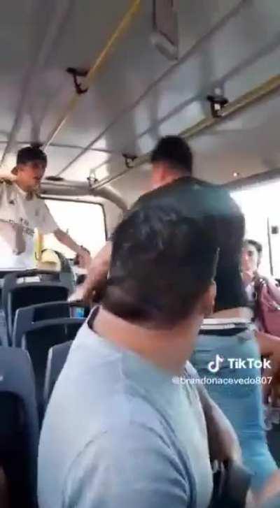 UN DIA CUALQUIERA EN UN COLECTIVO DEL CONURBANO