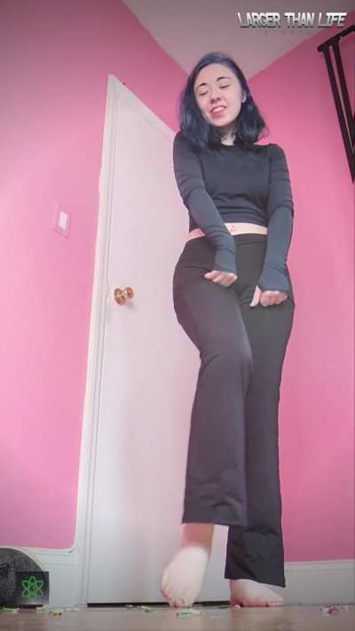 Wanna get crushed under Alice’s giantess feet? 🤯