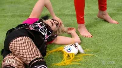 Tonight on RAW, Part 4: Alexa Bliss & Charlotte Flair have a final confrontation before their match at Extreme Rules!