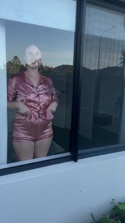 My Gardner filming his work and turns around to me in the window 🤣 he came in and watered my lady garden 🥵 