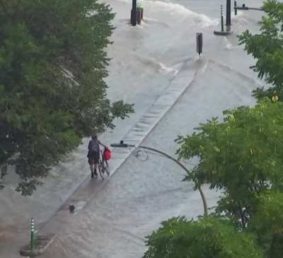 Les aventures d'un cycliste et d'un bris d'aqueduc