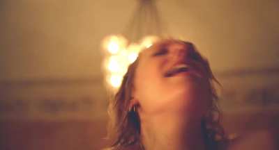 Elisabeth Moss bouncing boobs in The Square (2017)