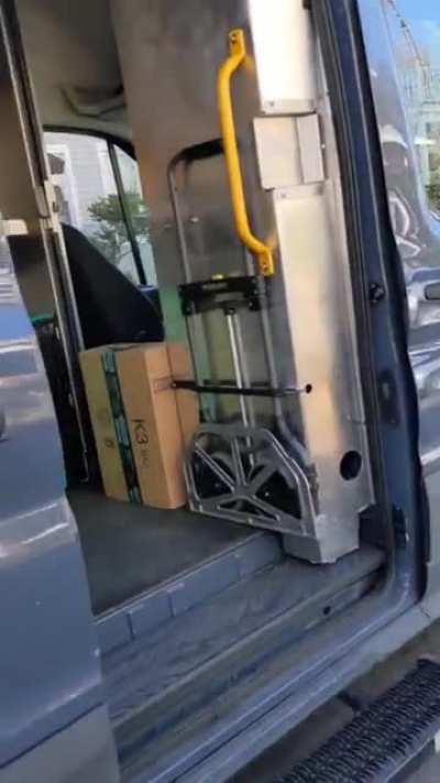 Amazon driver blocks road causes back up and thinks everyone else is the problem