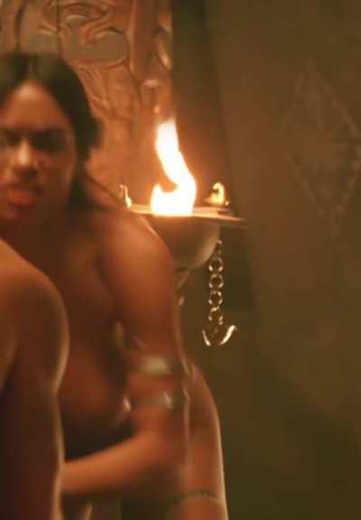 Rosario Dawson (Alexander - 2004)