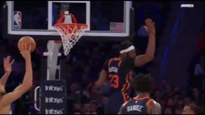 [Highlight] Mike Conley somehow gets the ball to Rudy Gobert for the finish