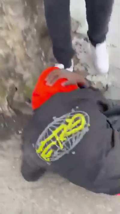 Queens Crips catch another crip lacking and beat him with the knocks 😨