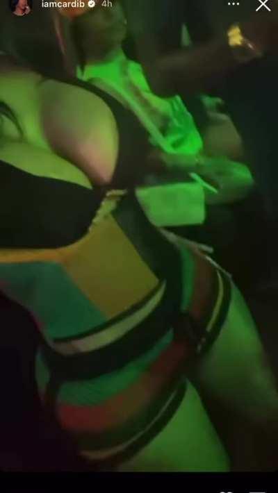 I wanna nut all over those tits