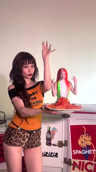 251013 LE SSERAFIM TikTok Update with Kim Chaewon (feat. Huh Yunjin)