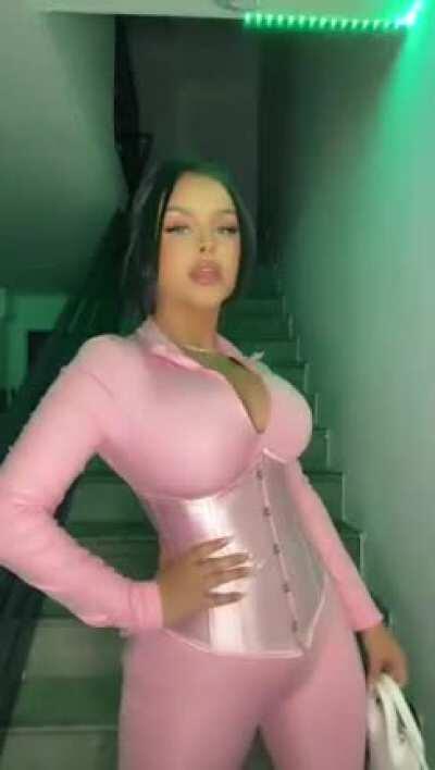 Feeling her self in this outfit 🔥