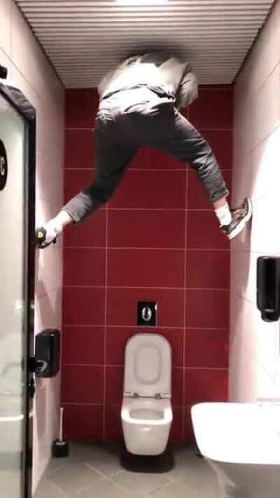 Acum am inteles cum ajunge totul asa sus pe perete