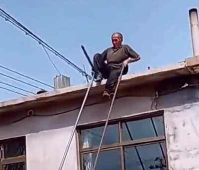 This is what you could do to get down from the roof when you don’t have a ladder