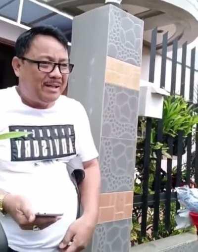 Kaninanong tatay to? Nakakahiya.