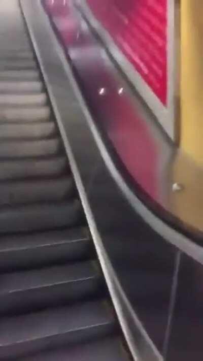 WCGW Riding am escalator
