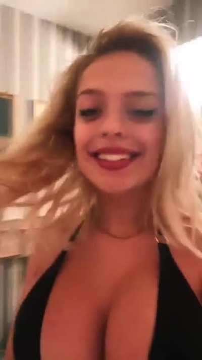 Upvote for her Mommy Milkers👍🍼