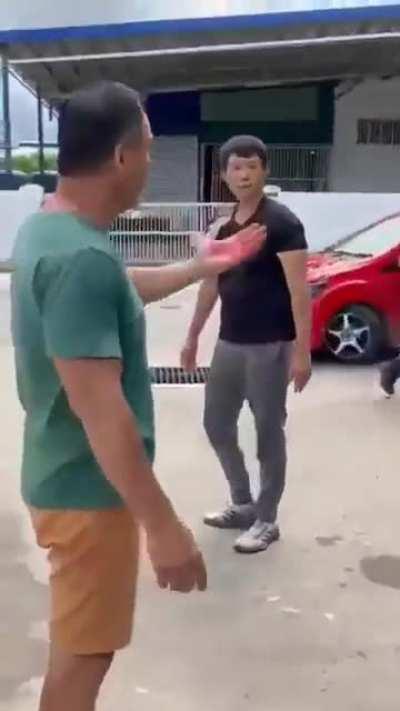 Bergaduh kenapa pulak ni sampai keluar parang.