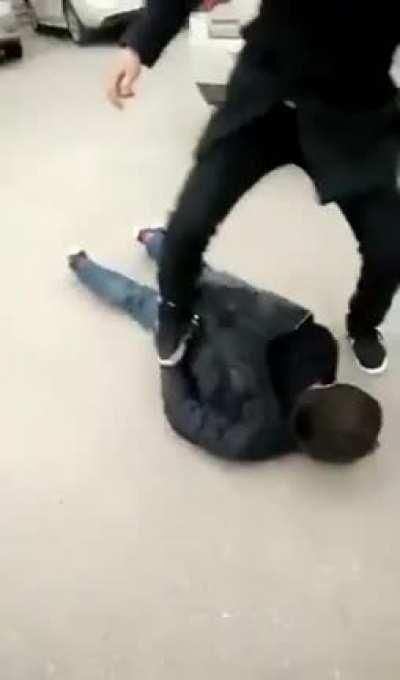 Chinese Police - Savagely beat Uyghur who is in handcuffs