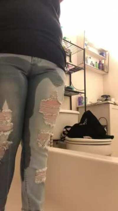 Video of me wetting myself for Daddy.