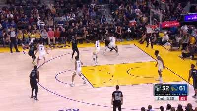 [Highlight] Kyrie with the mesmerizing handles but Warren blows the layup