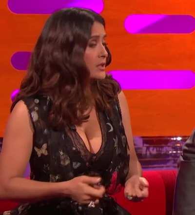 SALMA HAS A DUMP-TRUCK! Big booty Latina milf