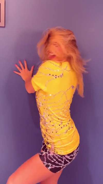 Addison Rae - Fallon backstage