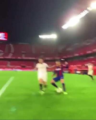 [Barca vs Sevilla] How is that not a penalty?