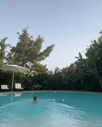 Brie Larson taking a dip 🤤