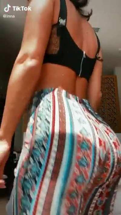 Small waist, pretty face with a big bank 😏