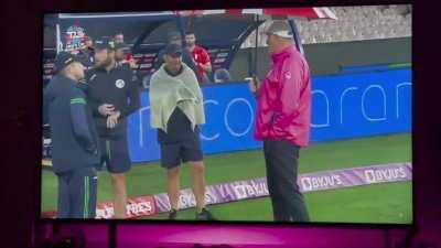 The rain delay was never this interesting in the history of Cricket I think.