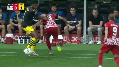 Yank here, how is this not a handball?