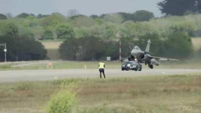 A drag race between a Bugatti Chiron and a Dassault Rafale ( Full credit goes to WorldSupercars on yt )