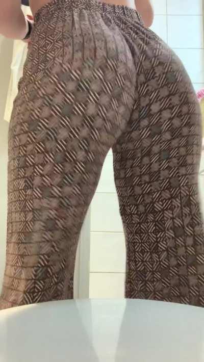 Doing a social experiment to see how many horny guys will actually see my ass tonight 🍑