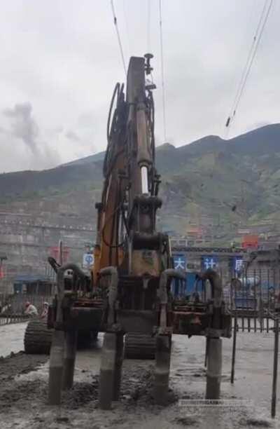 Concrete vibrator for mass concrete compaction