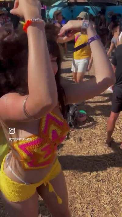 Festival babe is hypnotic 