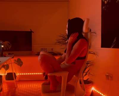 Here’s a BTS from my new truth or dare apple bobbing Halloween special 🎃 out tonight on the main feed of my OF/Fansly pages! 👻