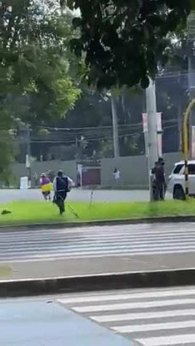 Más imágenes del enfrentamiento. Miembros de la minga indígena armados, según la voz que narra el vídeo. Muchos disparos ahora. (6to vídeo)