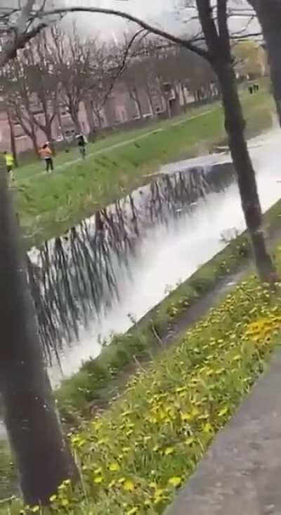 Young lad in Dublin sells drugs to undercover garda and makes an escape across the canal