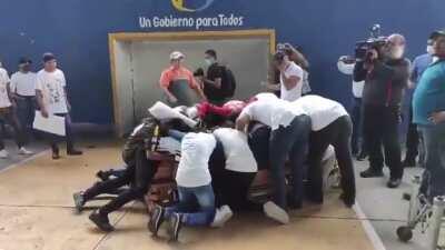 Это Оахака, Мексика. 16-летний молодой человек по имени Александр был убит муниципальной полицией. Футбол был его страстью. Именно так его чествовали товарищи по команде и семья. Один финальный гол.