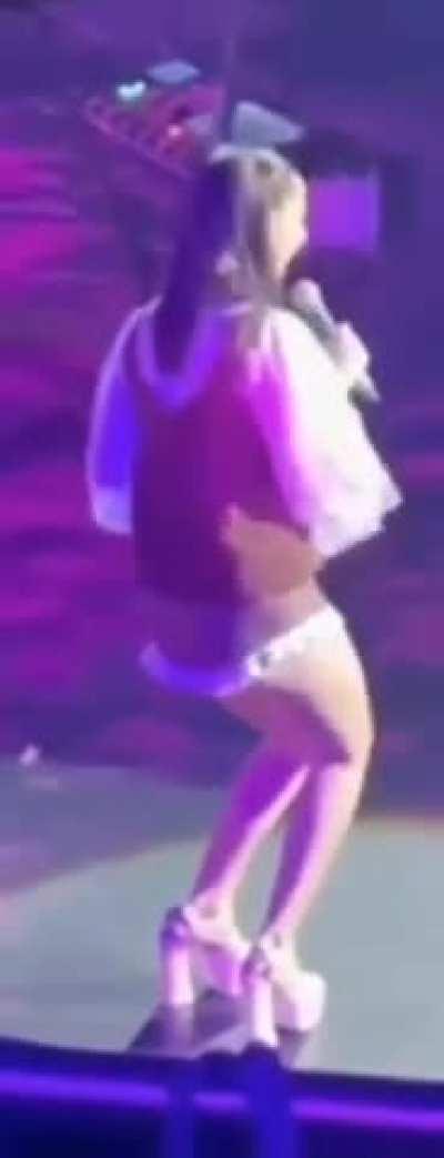 I wish I were there to see that jiggling up close