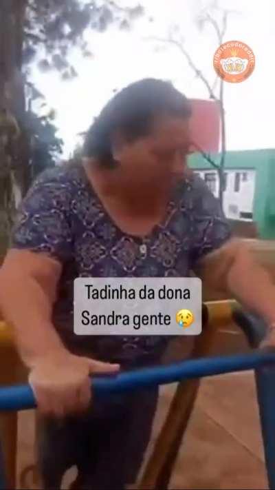 reza a lenda que até hoje se você passar pela pracinha dona Sandra ainda está lá 