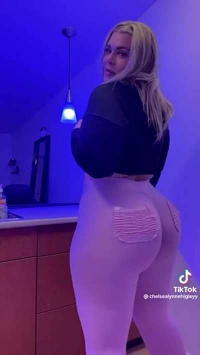 @chelsealynnehigleyy definition of a Pawg