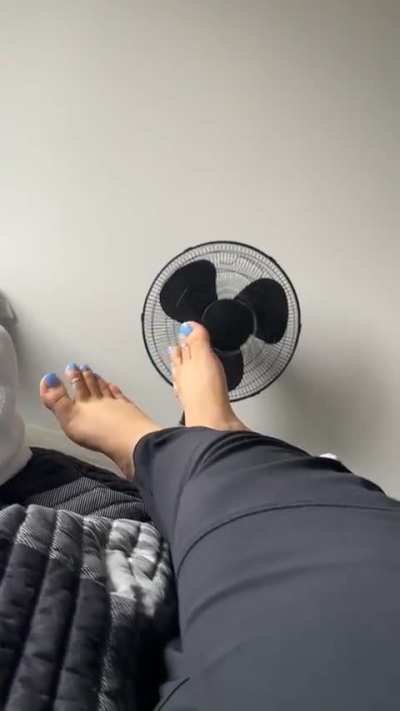 Who wanna deepthroat my toes