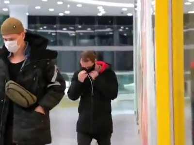 Pegadinha do segurança que bate em quem estiver sem máscara