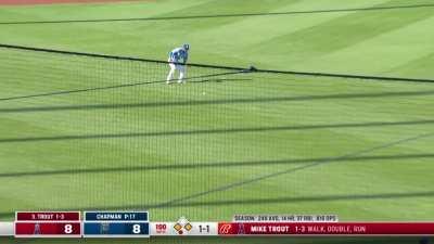 [Highlight] Trout singles off Chapman to give the Angels a 9-8 lead in the 9th inning!