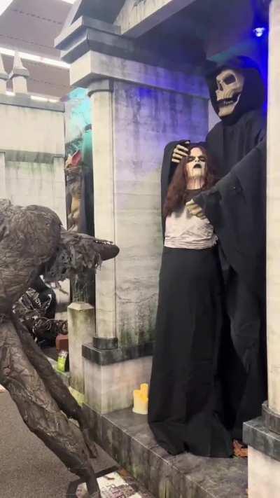 ⚡The creepiest Halloween costume.