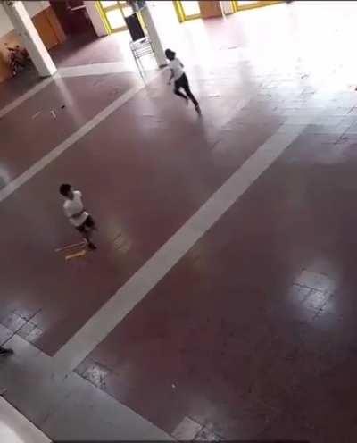 Kid helps his classmate so she can be part of the sport’s class.