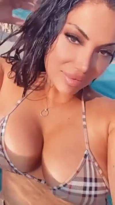 god damned she is Hot 😍