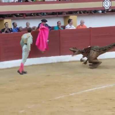 Hace muchos años se toreaban velociraptores. Hubo quejas, se dejó de hacer y por ese motivo los dinosaurios se extinguieron.