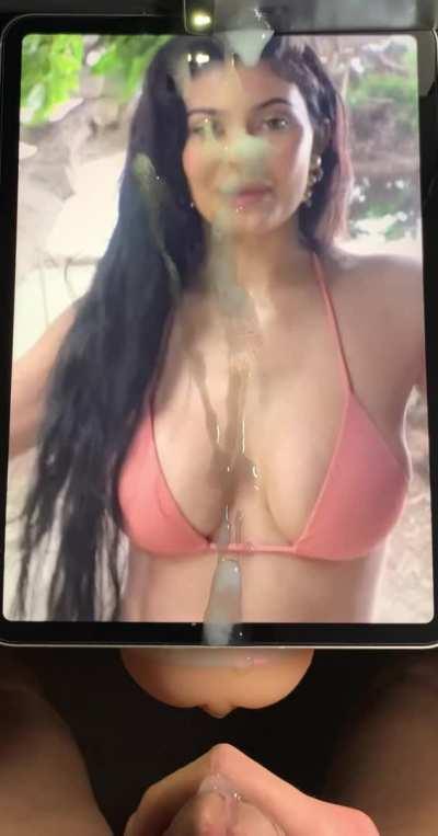 good god Kylie Jenner drives me insane. so fucking sexy