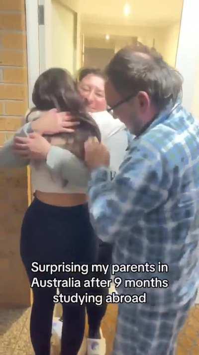 Woman surprises her parents after 9 months studying abroad