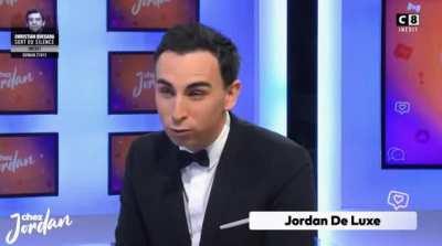 Et la main dans la main. Ils s'en vont amoureux sans peur du lendemain .